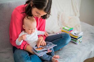 Madre leyendo un cuento antes de dormir a su hijo.